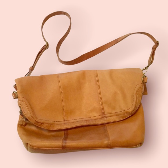GAP Handbags - 👜Tuscany soft leather camel color purse👜